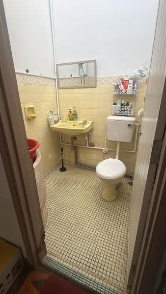Pangsapuri untuk Dijual di Bangunan Choo Cheng Khay - PJ Low - Bathroom - PropertyGuru.com.my