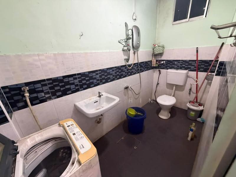 Rumah Teres 2-Tingkat untuk Dijual di Taman Mesra (Kulai) - Kuu Chin - Bathroom - PropertyGuru.com.my
