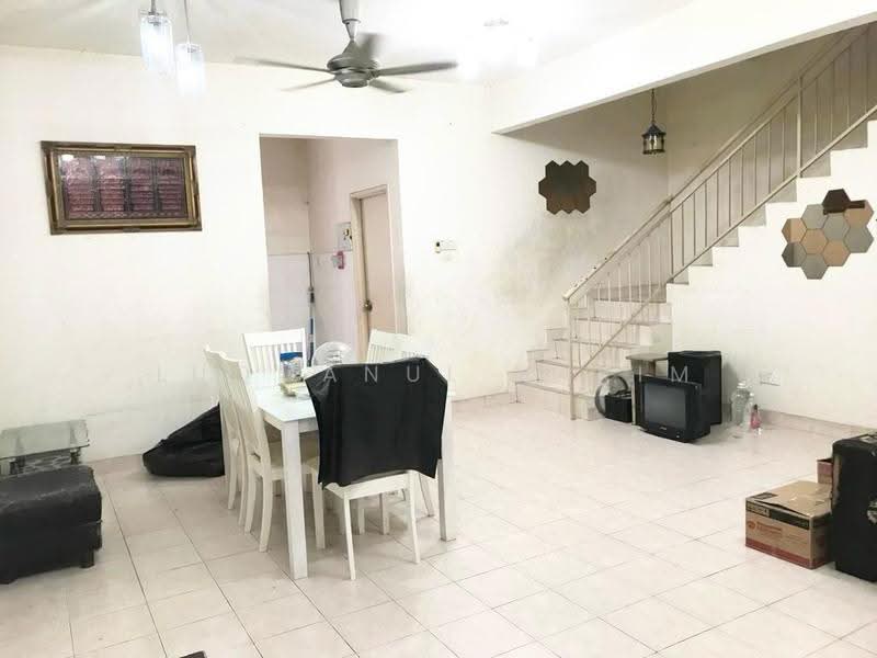 Rumah Teres 2.5-Tingkat untuk Dijual di Bandar Putra Permai (Seri Kembangan) - Luqmanul Hakim - Living Room - PropertyGuru.com.my