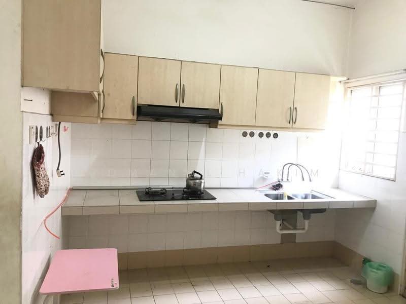 Rumah Teres 2.5-Tingkat untuk Dijual di Bandar Putra Permai (Seri Kembangan) - Luqmanul Hakim - Kitchen - PropertyGuru.com.my