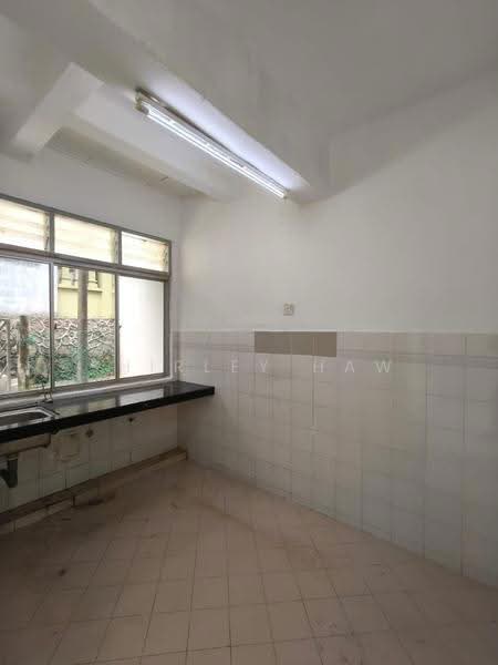 Rumah Teres 2-Tingkat untuk Dijual di Taman Bukit Tiram (Ulu Tiram) - Shirley Haw - Kitchen - PropertyGuru.com.my