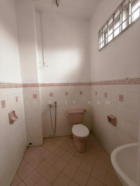 Rumah Teres 2-Tingkat untuk Dijual di Taman Bukit Tiram (Ulu Tiram) - Shirley Haw - Bathroom - PropertyGuru.com.my