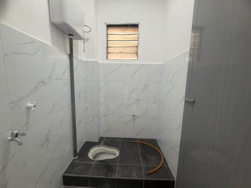 Rumah Teres untuk Dijual di Taman Bersatu (Rawang) - Tom Yip - Bathroom - PropertyGuru.com.my