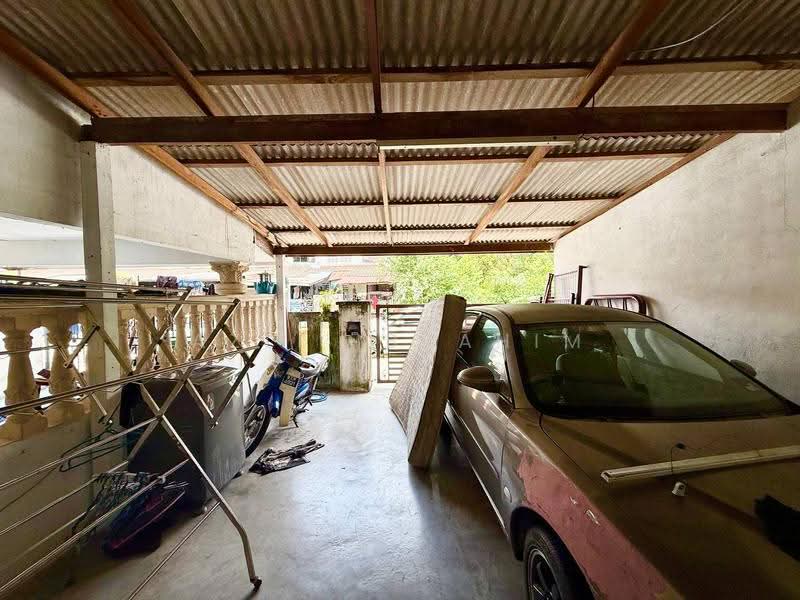 2-storey Terraced House for Sale in Bandar Rinching Seksyen 1 (Semenyih) - Azli Ibrahim - Car Park - PropertyGuru.com.my