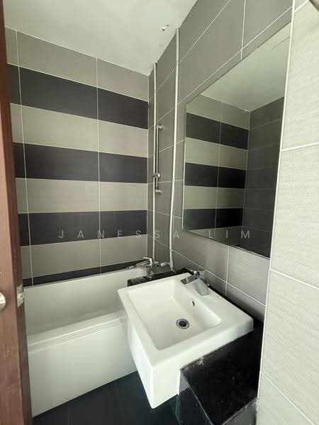 Kondominium untuk Disewa di KSL D'Esplanade Residence - Janessa Lim - Bathroom - PropertyGuru.com.my