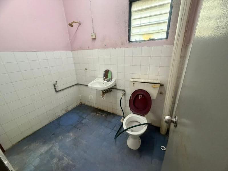Rumah Teres 2-Tingkat untuk Dijual di Bandar Country Homes (Rawang) - Tom Yip - Bathroom - PropertyGuru.com.my