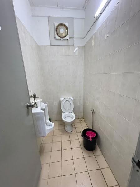 Terrace Factory for Rent in Seri Kembangan (Selangor) - Hanz Low - Bathroom - PropertyGuru.com.my