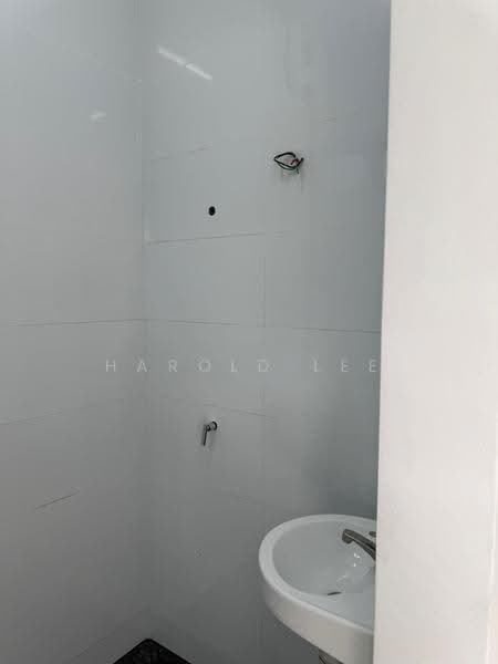 Flat for Sale at Taman Batu Bukit - Harold Lee - Bathroom - PropertyGuru.com.my