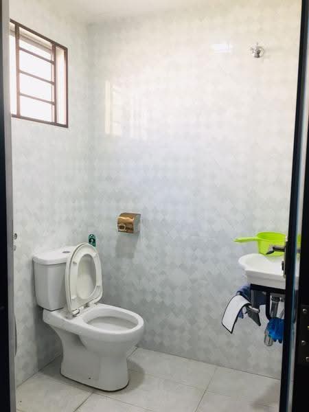 Rumah Berkembar untuk Dijual di Taman Equine (Seri Kembangan) - Aaron Yong - Bathroom - PropertyGuru.com.my