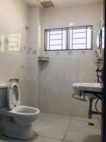 Rumah Berkembar untuk Dijual di Taman Equine (Seri Kembangan) - Aaron Yong - Bathroom - PropertyGuru.com.my