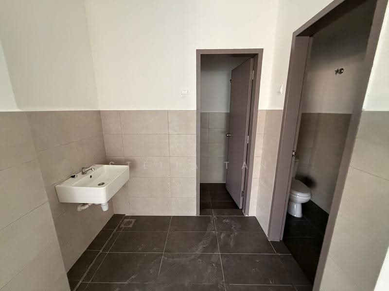 Gudang untuk Disewa di Taman Perindustrian Air Hitam (Klang) - Stella Tan - Bathroom - PropertyGuru.com.my