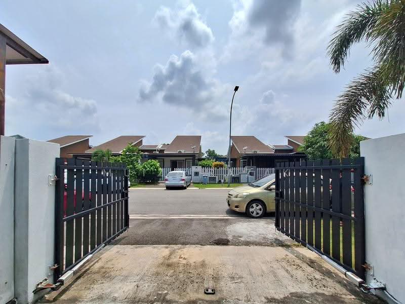 Rumah Teres 1-Tingkat untuk Dijual di Taman Srikandi (Telok Panglima Garang) - Muizz Razak - Exterior - PropertyGuru.com.my