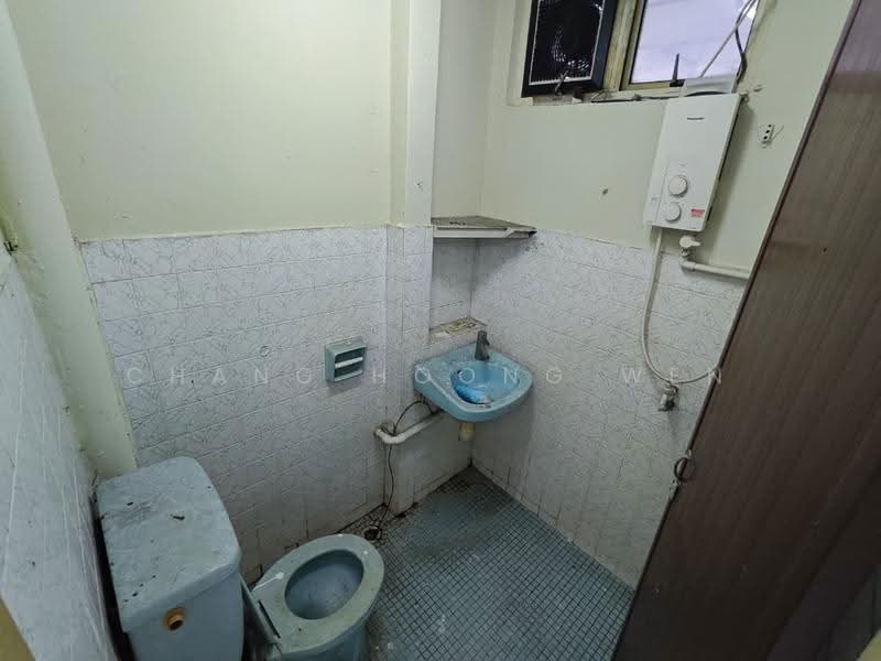 Flat for Sale at Kuchai Entrepreneurs Park - Chang Hoong Wen - Bathroom - PropertyGuru.com.my