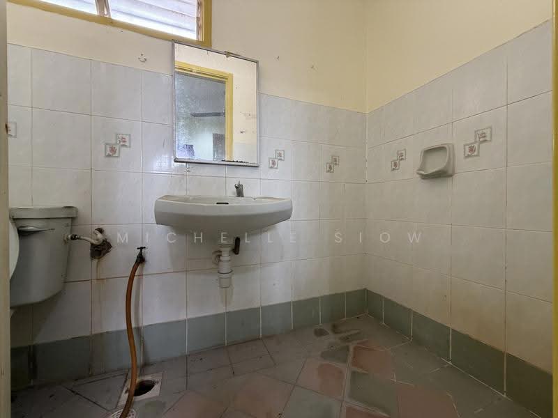 1.5-storey Terraced House for Sale in Bandar Tun Hussein Onn (Cheras) - Michelle Siow - Bathroom - PropertyGuru.com.my