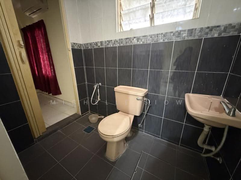 1.5-storey Terraced House for Sale in Bandar Tun Hussein Onn (Cheras) - Michelle Siow - Bathroom - PropertyGuru.com.my