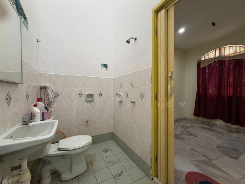 1.5-storey Terraced House for Sale in Bandar Tun Hussein Onn (Cheras) - Michelle Siow - Bathroom - PropertyGuru.com.my
