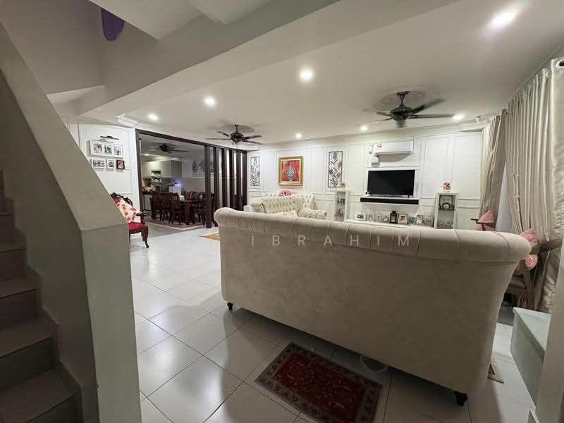 Rumah Teres 2-Tingkat untuk Dijual di Seksyen 8 (Bangi) - Azli Ibrahim - Living Room - PropertyGuru.com.my