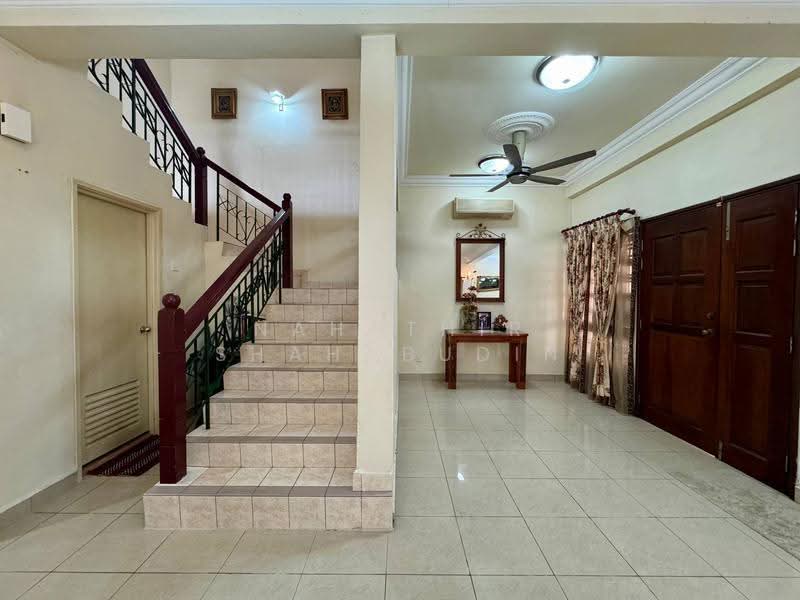 Rumah Teres 2-Tingkat untuk Dijual di Bukit Jelutong (Shah Alam) - Nahathir Shahabudin - Entrance - PropertyGuru.com.my