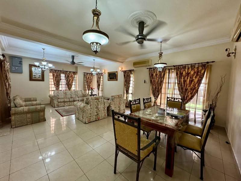 Rumah Teres 2-Tingkat untuk Dijual di Bukit Jelutong (Shah Alam) - Nahathir Shahabudin - Living Room - PropertyGuru.com.my