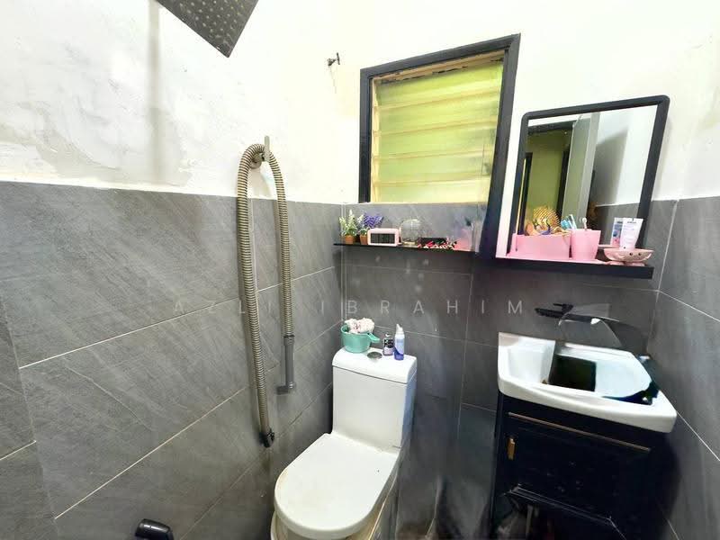 Rumah Bandar untuk Dijual di Pandan Indah (Ampang) - Azli Ibrahim - Bathroom - PropertyGuru.com.my