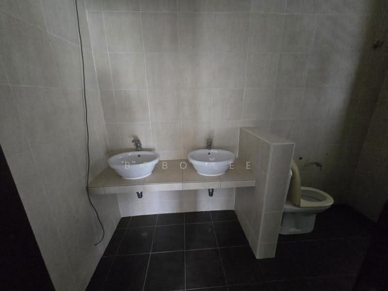 Rumah Berkembar untuk Dijual di Taman Gembira (Jalan Klang Lama (Old Klang Road)) - Bobo Lee - Bathroom - PropertyGuru.com.my