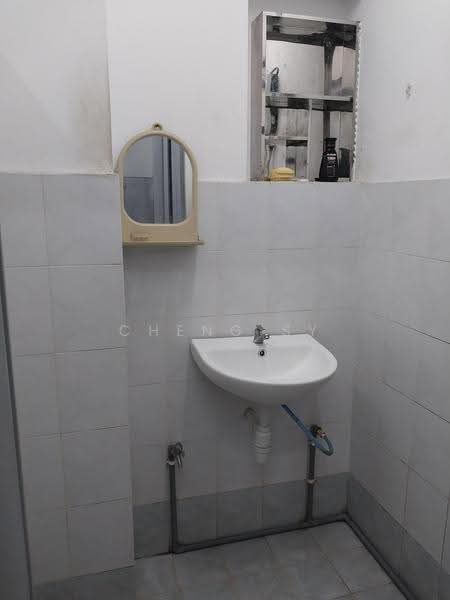 Pangsapuri untuk Disewa di Arena Green - Cheng SY - Bathroom - PropertyGuru.com.my
