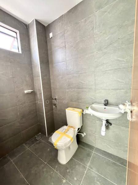 Rumah Teres 2-Tingkat untuk Dijual di Taman Bestari Indah (Ulu Tiram) - Fong Lik - Bathroom - PropertyGuru.com.my