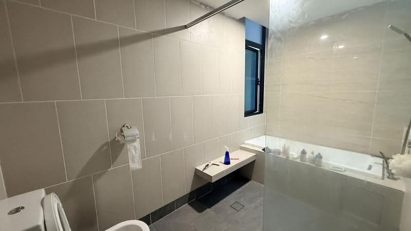 Kediaman Servis untuk Dijual di Verde - Kylie Chen - Bathroom - PropertyGuru.com.my