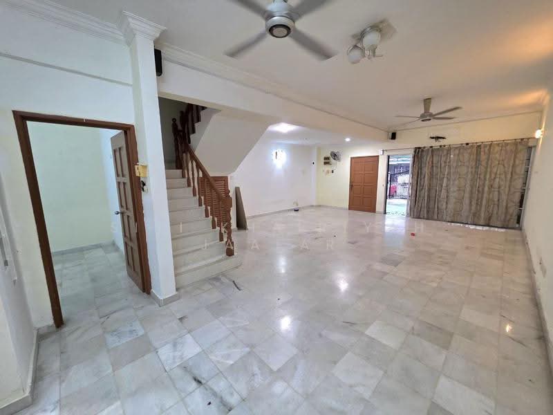Rumah Teres 2-Tingkat untuk Dijual di Bukit Rahman Putra (Sungai Buloh) - SITI KHAIRIYAH JAAFAR - Living Room - PropertyGuru.com.my