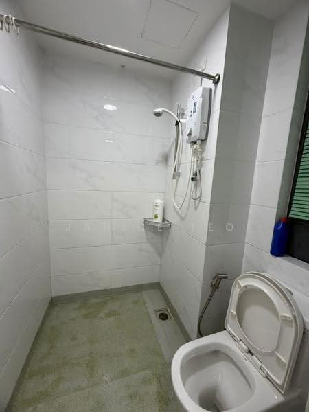 Kediaman Servis untuk Dijual di Country Garden Central Park - Janice Teo - Bathroom - PropertyGuru.com.my