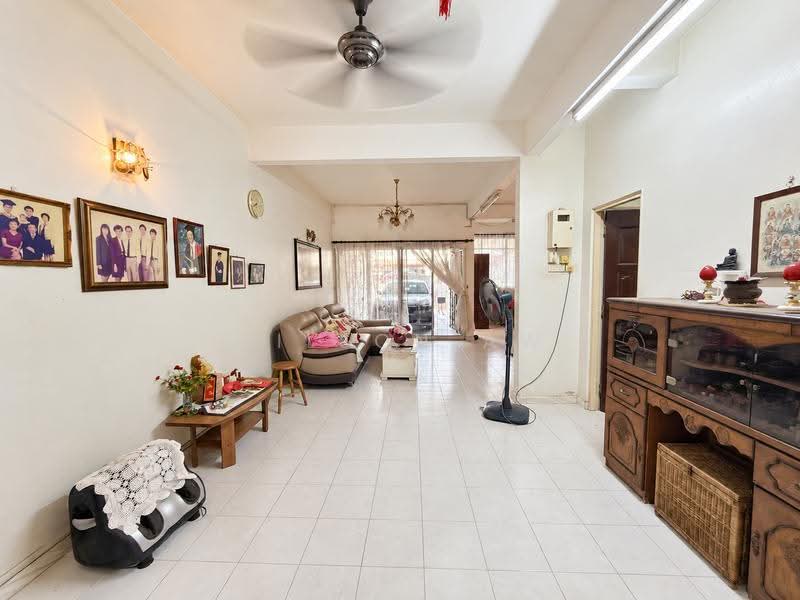 Rumah Teres 2-Tingkat untuk Dijual di Taman Kolam Air (Johor Bahru) - Wilson Aw - Living Room - PropertyGuru.com.my