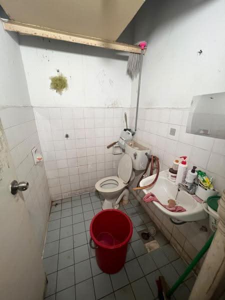 Pangsapuri untuk Dijual di Rajawali Apartment - SK Luk - Bathroom - PropertyGuru.com.my