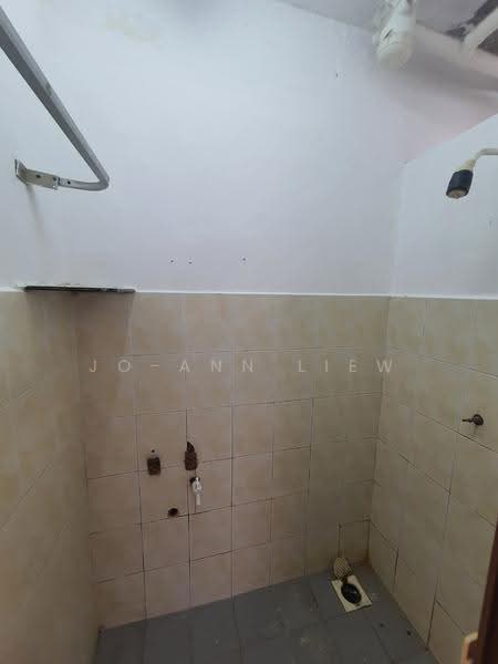 Flat for Sale at Pandan Ria (Block D) - Jo-Ann Liew - Bathroom - PropertyGuru.com.my