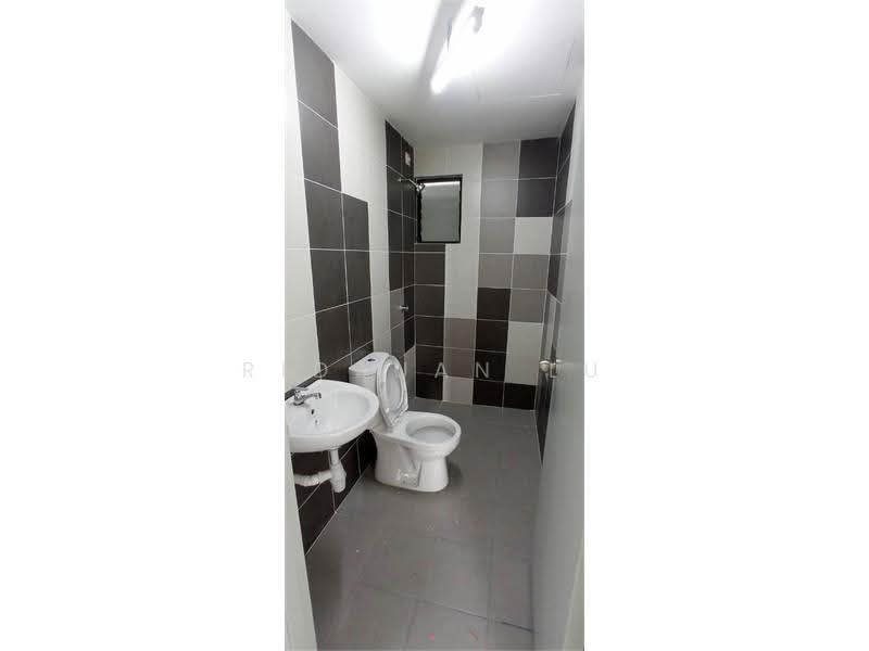 Kediaman Servis untuk Dijual di Residensi Mutiara Kajang 2 - Ridzuan Lu - Bathroom - PropertyGuru.com.my