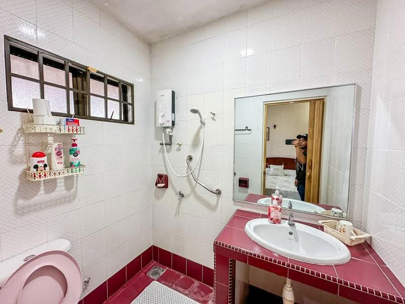 Rumah Berkembar untuk Dijual di Bukit Gasing (Petaling Jaya) - Mohammad Din Majid - Bathroom - PropertyGuru.com.my