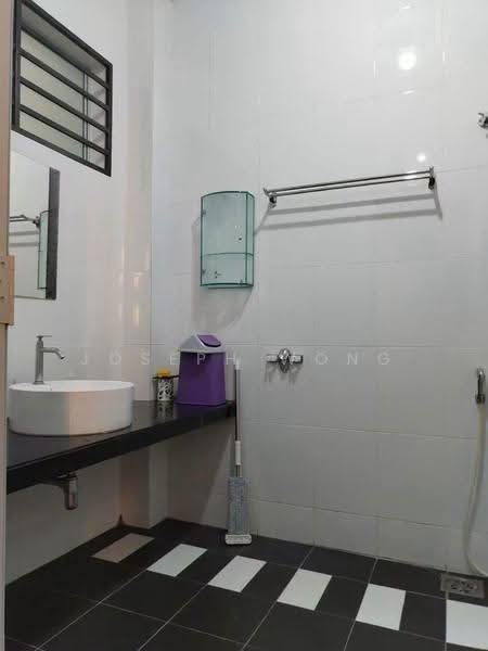 Semi-Detached House for Sale in Taman Sinfar (Ipoh) - Joseph Wong - Bathroom - PropertyGuru.com.my