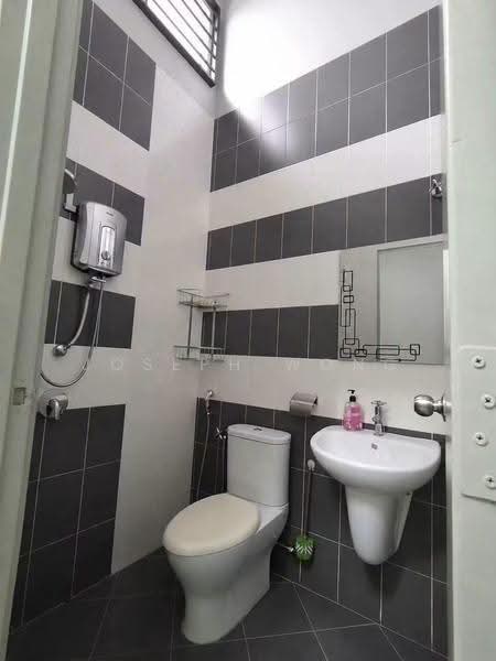 Semi-Detached House for Sale in Taman Sinfar (Ipoh) - Joseph Wong - Bathroom - PropertyGuru.com.my