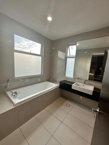 Rumah Berkembar untuk Disewa di Senibong (Permas Jaya) - Shirley Haw - Bathroom - PropertyGuru.com.my