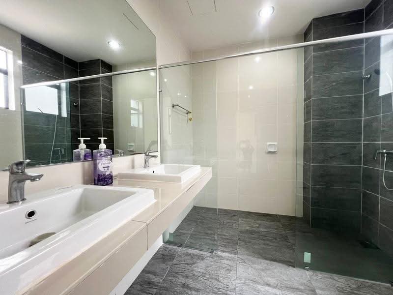 Rumah Berkembar untuk Dijual di Teluk Intan (Perak) - Kevin Chai - Bathroom - PropertyGuru.com.my