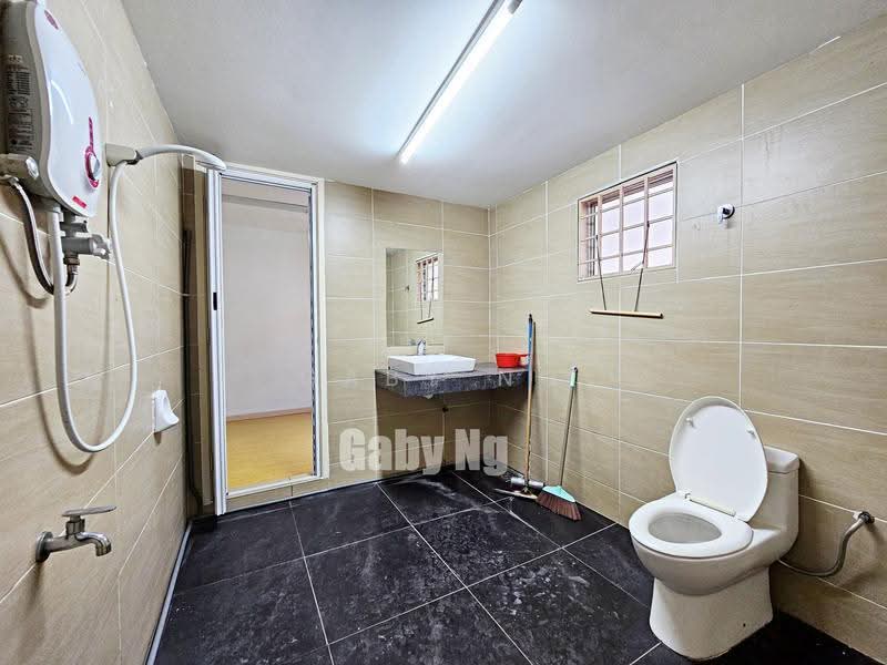 Rumah Teres 2-Tingkat untuk Dijual di Alam Damai (Cheras) - Gaby Ng - Bathroom - PropertyGuru.com.my