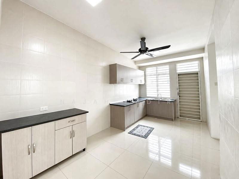 Semi-Detached House for Sale in Bandar Saujana Putra (Tanjong Duabelas) - Najah Kadir - Kitchen - PropertyGuru.com.my