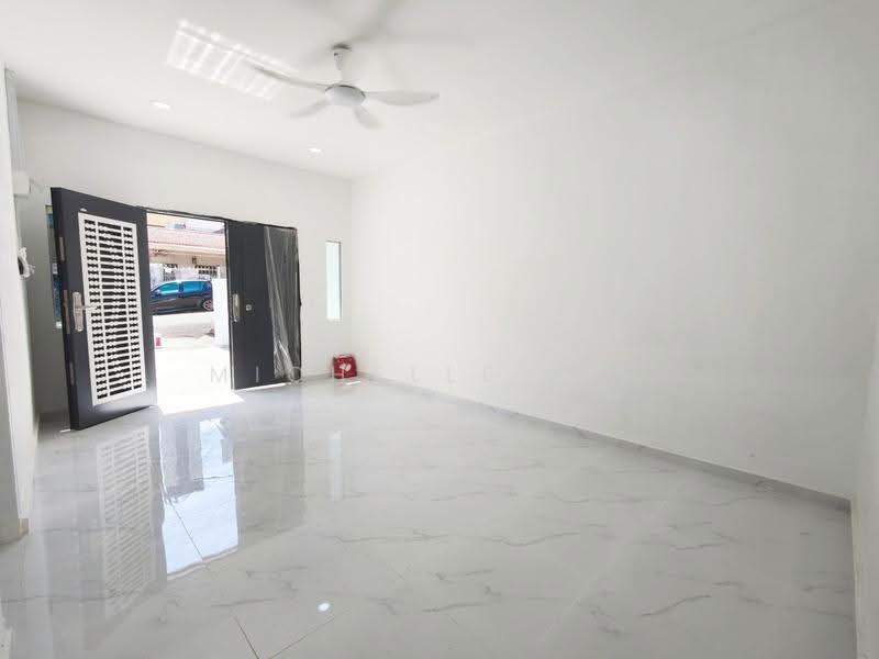1-storey Terraced House for Sale in Taman Abad (Johor Bahru) - Michelle Lim - Living Room - PropertyGuru.com.my