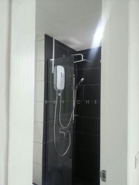 Kediaman Servis untuk Dijual di Univ 360 Place - Terry Chen - Bathroom - PropertyGuru.com.my