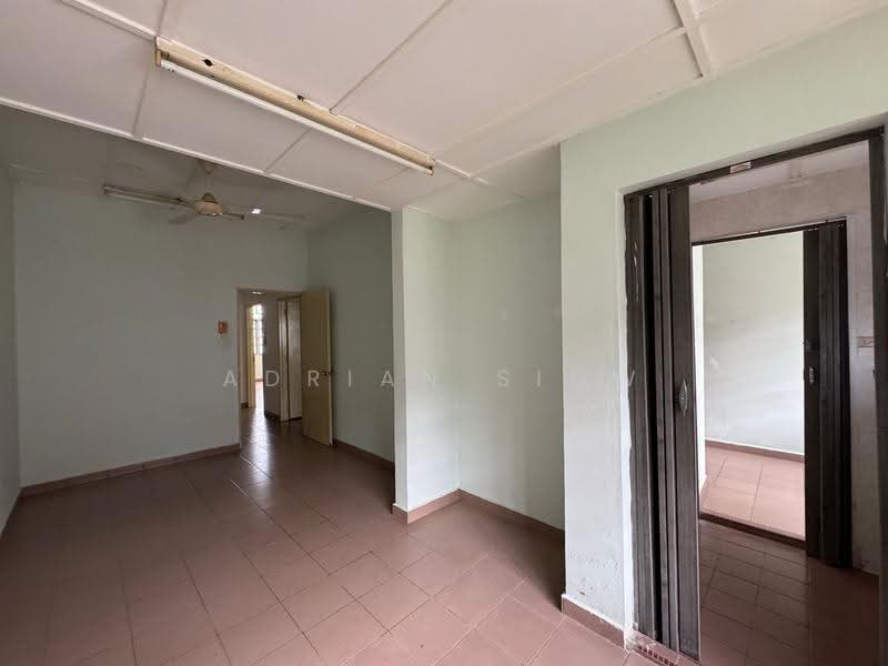 Terraced House for Sale in Taman Desa Serdang (Seri Kembangan) - Adrian Siow - Living Room - PropertyGuru.com.my