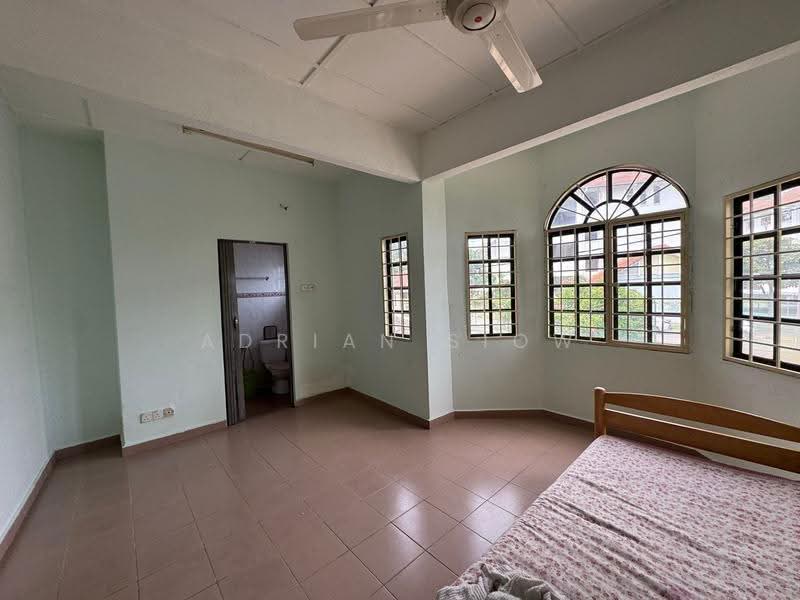 Terraced House for Sale in Taman Desa Serdang (Seri Kembangan) - Adrian Siow - Bedroom - PropertyGuru.com.my