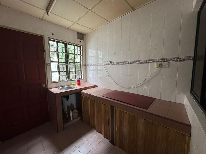 Terraced House for Sale in Taman Desa Serdang (Seri Kembangan) - Adrian Siow - Kitchen - PropertyGuru.com.my