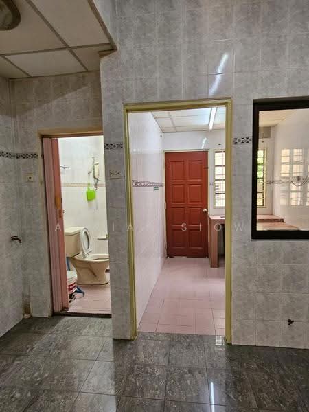 Terraced House for Sale in Taman Desa Serdang (Seri Kembangan) - Adrian Siow - Bathroom - PropertyGuru.com.my