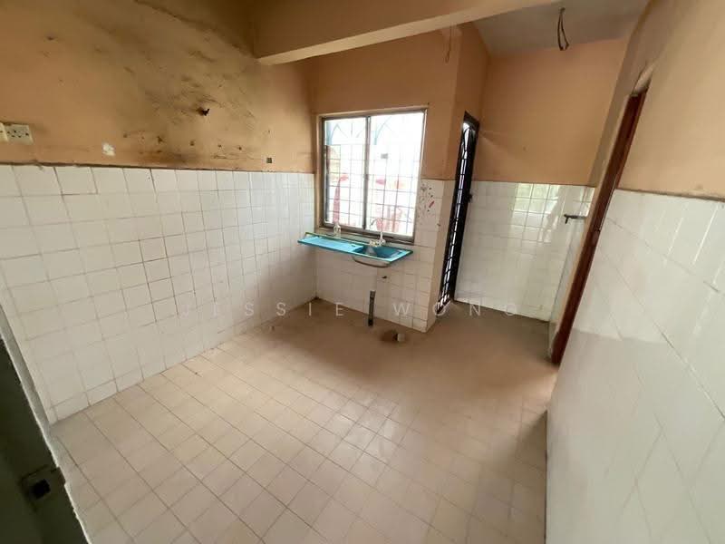 Terraced House for Sale in Bandar Country Homes (Rawang) - Jessie Wong - Kitchen - PropertyGuru.com.my