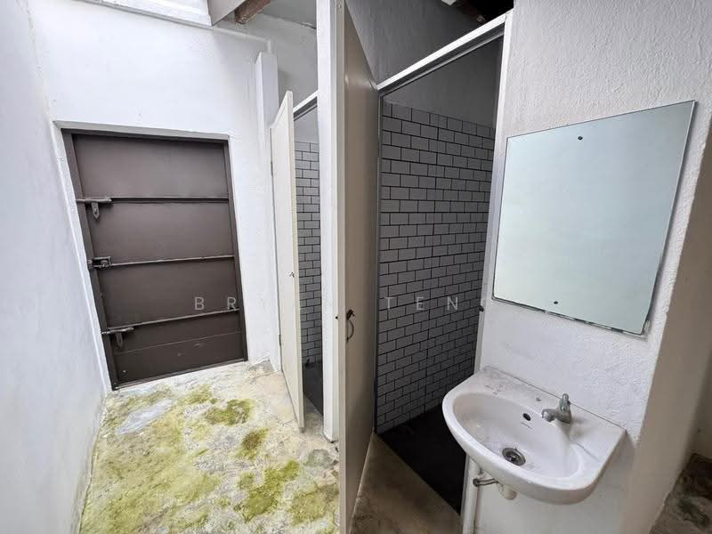 Kedai untuk Disewa di George Town (Penang) - Bryan Teng - Bathroom - PropertyGuru.com.my