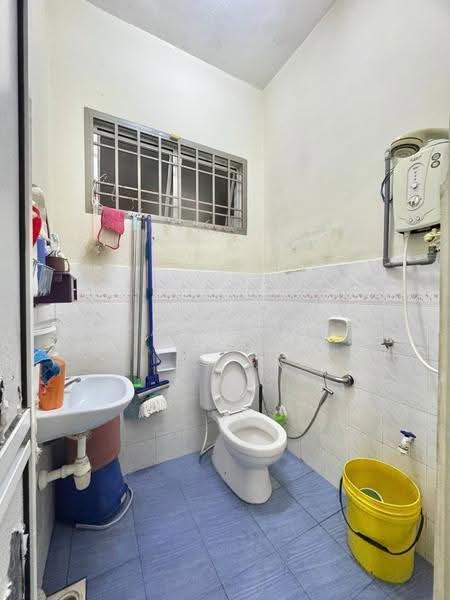 Rumah Teres 2-Tingkat untuk Dijual di Taman Flora Heights (Pasir Gudang) - Carson . - Bathroom - PropertyGuru.com.my